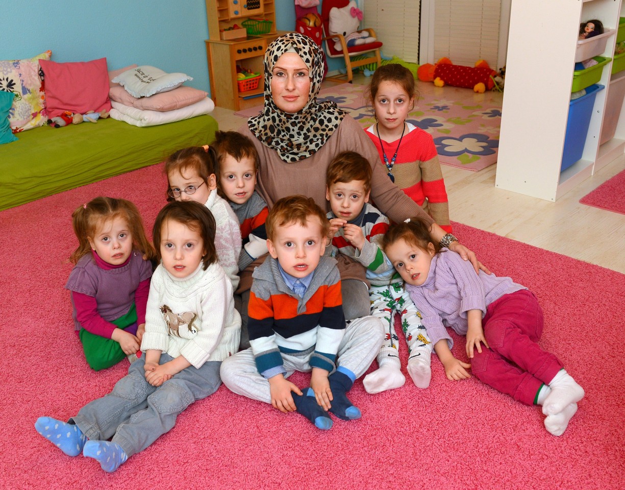 Mutter Roksana und ihre acht Kinder im Spielzimmer.