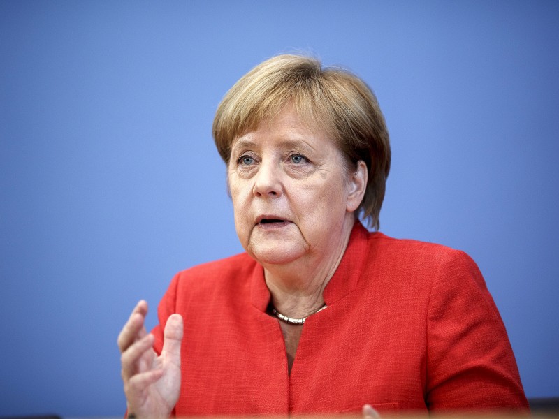 Der Bundeskanzlerin vertrauen 51 Prozent der Befragten („großes Vertrauen“). Hingegen gaben 45 Prozent an, dass sie Merkel „eher geringes Vertrauen“ entgegenbringen. Merkel wird von Frauen überwiegend positiv bewertet (57 zu 40 Prozent). Damit schnitt die Kanzlern allerdings besser ab als Österreichs Bundeskanzler.