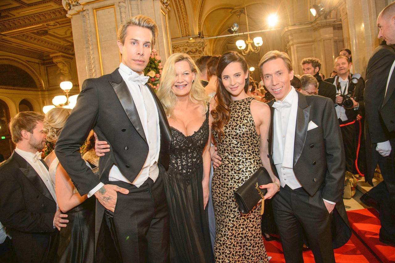 Nicole Mieth (2.v.r.) mit Helmut Werner (r.) sowie Reality-TV-Sternchen Florian Wess und Schauspielerin Sibylle Rauch beim Wiener Opernball 2018.
