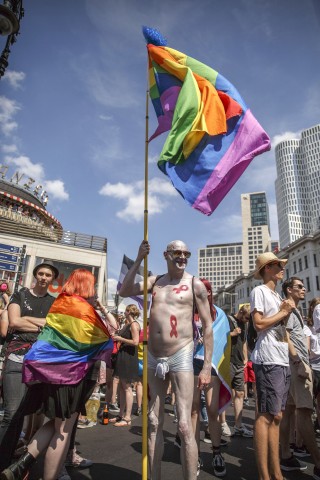 Regenbogenflaggen bestimmen das Bild. Mit dem CSD wird an eine Polizeirazzia in einer Schwulenbar in New York im Jahr 1969 erinnert. Danach kam es zum Aufstand von Schwulen, Lesben und Transsexuellen mit Straßenschlachten in der Christopher Street.