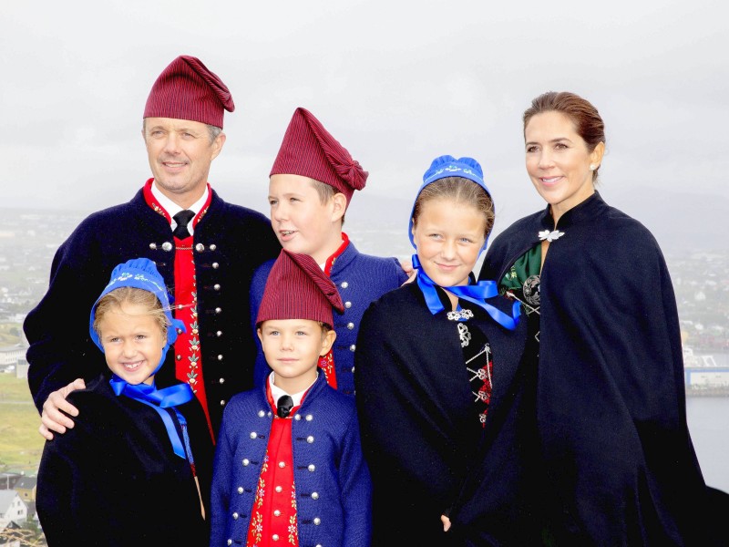 In traditioneller norwegischer Kleidung: Kronprinz Frederik und Kronprinzessin Mary von Dänemark mit ihren Kindern Prinz Christian (Mitte), Prinzessin Isabella (2.v.r.), Prinz Vincent und Prinzessin Josephine (l.) im August 2018. 