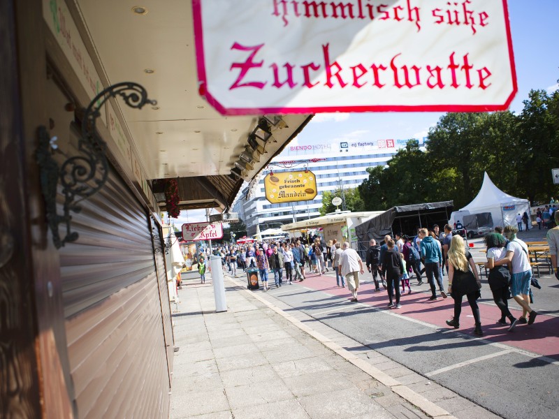 Schon am Sonntag war eine spontane Demonstration nach den tödlichen Messerstichen auf einen Deutschen beim Chemnitzer Stadtfest in Angriffen auf Migranten gemündet. Aufgrund einer aktuellen Gefährdungslage verlassen die Besucher vergangenen Sonntag gegen 16 Uhr das Stadtfest.