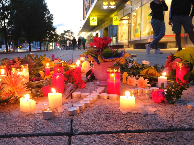 Blumen und Kerzen liegen in der Chemnitzer Innenstadt dort, wo der 35-Jährige am Sonntag angegriffen wurde. Er starb wenig später.
