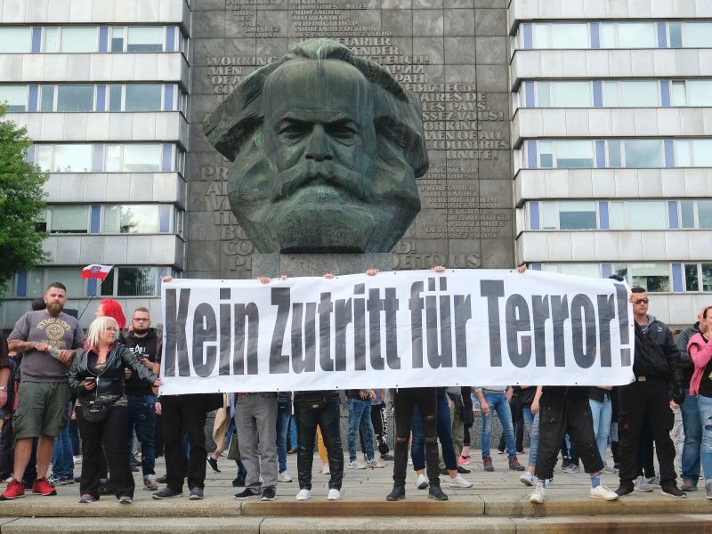 Auch Banner mit der Aufschrift „Kein Zutritt für Terror“ waren zu sehen, wie hier vor dem Karl-Marx-Monument.