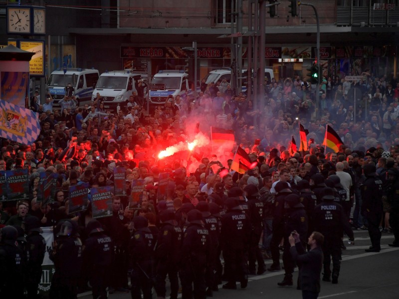 „Aus beiden Versammlungslagern gab es Würfe von Feuerwerkskörpern und anderen Gegenständen. Dadurch wurden einige Menschen verletzt und müssen nun behandelt werden. Wir fordern eindringlich auf friedlich zu bleiben“, schrieb die Polizei Sachsen auf Twitter.