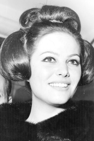 Cardinale gehört neben Gina Lollobrigida und Sophia Loren zu den Filmdiven der 60er Jahre. Sie wurde als Sexsymbol gefeiert, hat den Weg nach Hollywood geschafft und spielte mit allen wichtigen Schauspielern ihrer Zeit.
