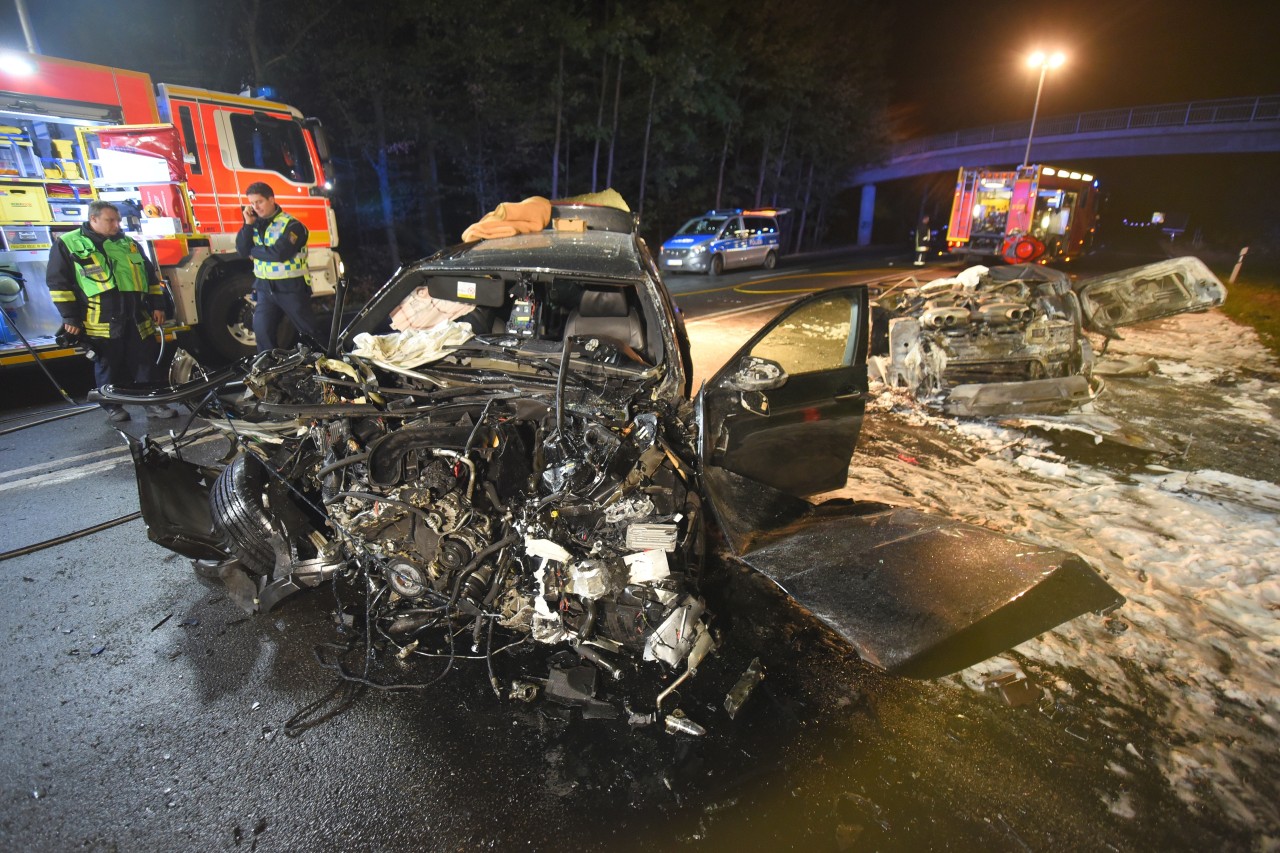 Zwei Männer sind bei einem schweren Autounfall im hessischen Offenbach in ihrem Wagen verbrannt.
