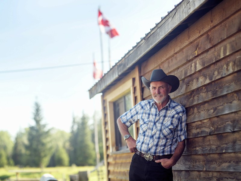 Andreas (67) lebt auf seiner 32 Hektar großen Ranch mitten im Westen Kanadas, in British Columbia. Der gebürtige Schweizer wanderte 1997 aus. Der gelernte Zimmermann schloss seine Firma, ließ alles hinter sich und lebt nun gemeinsam mit seinen Tieren seinen Traum von Freiheit.