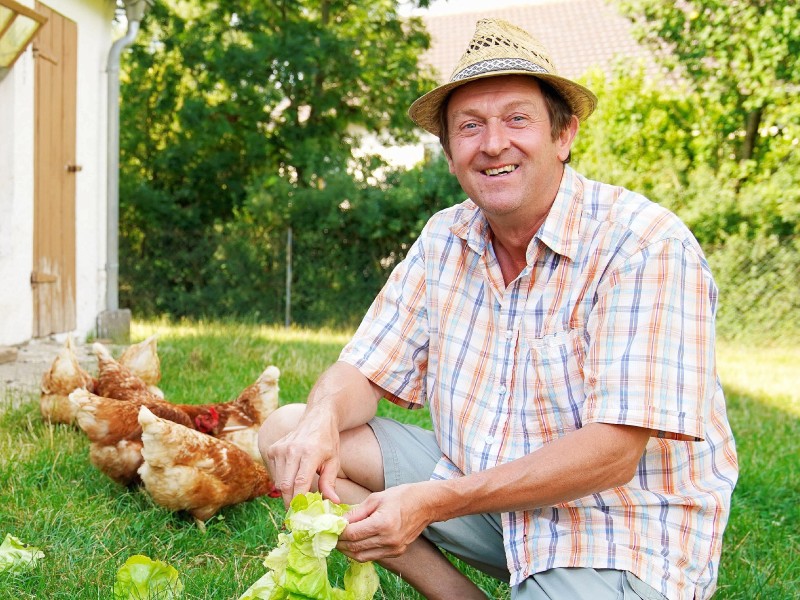 Bernhard lebt auch in Schwaben und ist der Onkel von Bauer Matthias. Der 53-Jährige kümmert sich auf seinem Hof um Schweine, Schafe und Hühner und baut zudem Zuckerrüben, Mais und Weizen an, um seine Tiere damit zu versorgen. 