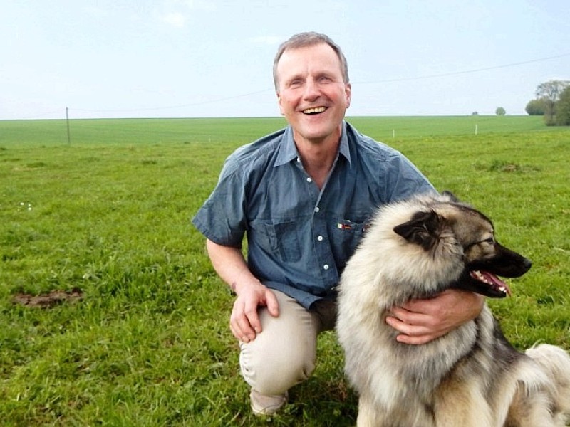 Der naturliebende Rinderzüchter Christian lebt im westlichen Hunsrück (Rheinland-Pfalz) zusammen mit seinem 96-Jährigen Vater. Der 56-Jährige kümmert sich allein um 70 Hektar Grün- und Ackerland und seine 30 Tiere.