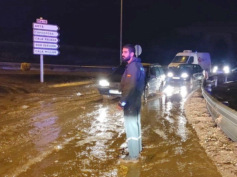 Eine Szene aus der Nacht zum Mittwoch: Helfer auf einer überschwemmten Autobahn. 