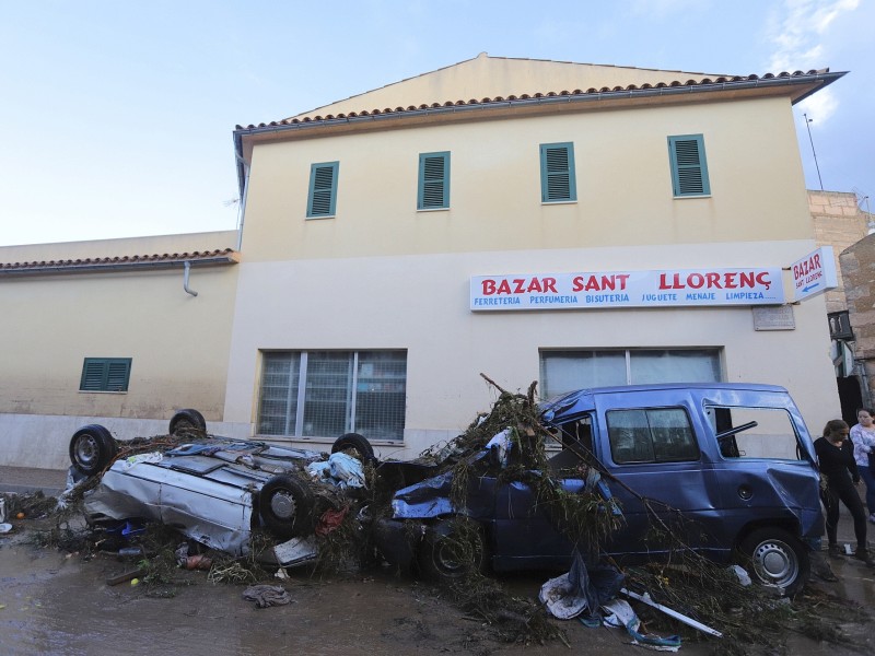 Vom Regen zerstörte und verschüttete Autos vor einem Geschäft in der Gemeinde Sant Llorenç.