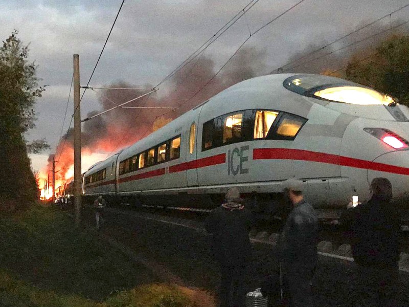 Passagier Tim Hübner berichtet, dass plötzlich die Lichter im Zug ausgegangen seien. Es habe keine Information oder Durchsagen gegeben.