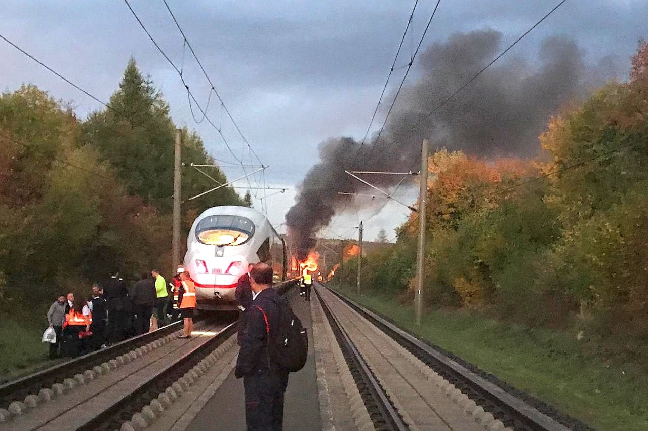 Nach Angaben der Deutschen Bahn wurden rund 500 Fahrgäste in Sicherheit gebracht und mit Bussen wegebracht.