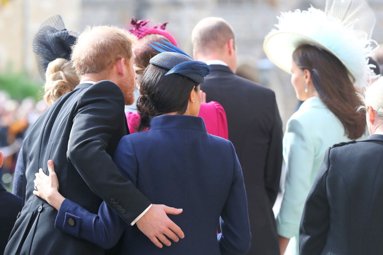 Bei der Hochzeit von Prinzessin Eugenie am 12. Oktober war der rechte Ringfinger von Prinz Harry noch nackt.