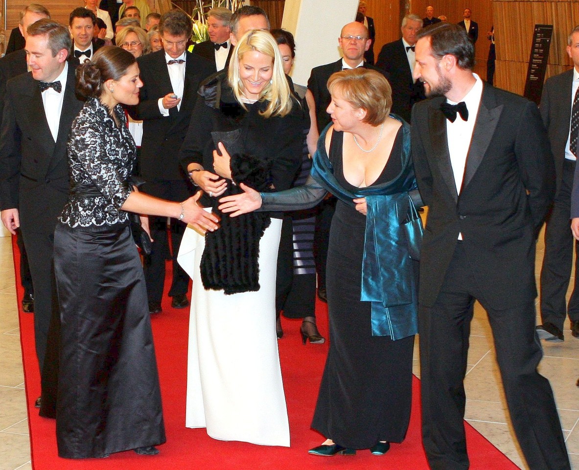 Kronprinzessin Mette-Marit von Norwegen (Mitte) wird zusammen mit Ehemann Kronprinz Haakon (r.) und Kronprinzessin Victoria von Schweden (l.) von Bundeskanzlerin Angela Merkel (2.v.r) bei der Gala anlässlich der Eröffnung der neu gebauten Nationaloper in Oslo begrüßt.