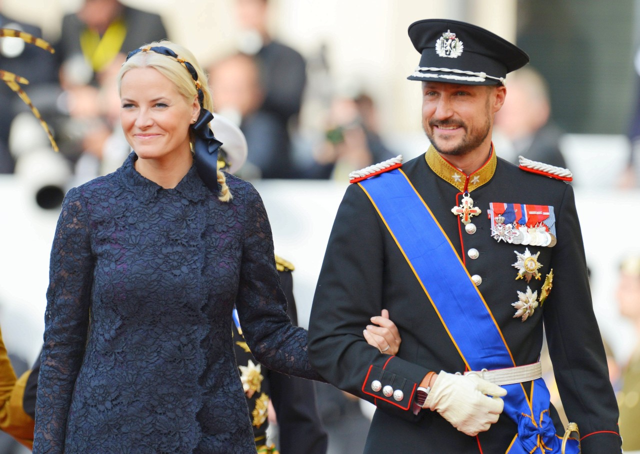 Kronprinzessin Mette-Marit und Kronprinz Haakon von Norwegen kommen zur kirchlichen Trauung von Prinz Guillaume, Erbgroßherzog von Luxemburg.