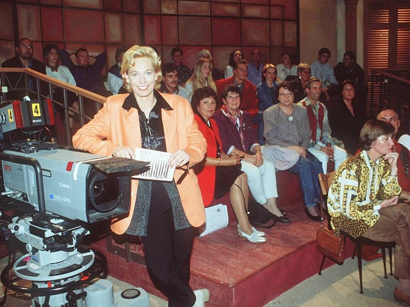Die 90er waren die Hochzeit der Daily-Talkshows. Barbara Schäfer gehörte – gemeinsam mit Arabella Kiesbauer, Hans Meiser & Co. – zu den Talkshow-Moderatoren schlechthin. Auf RTL flimmerte zwischen 1995 bis 2002 werktäglich die nach ihr benannte Talkshow – 1500 Mal. 