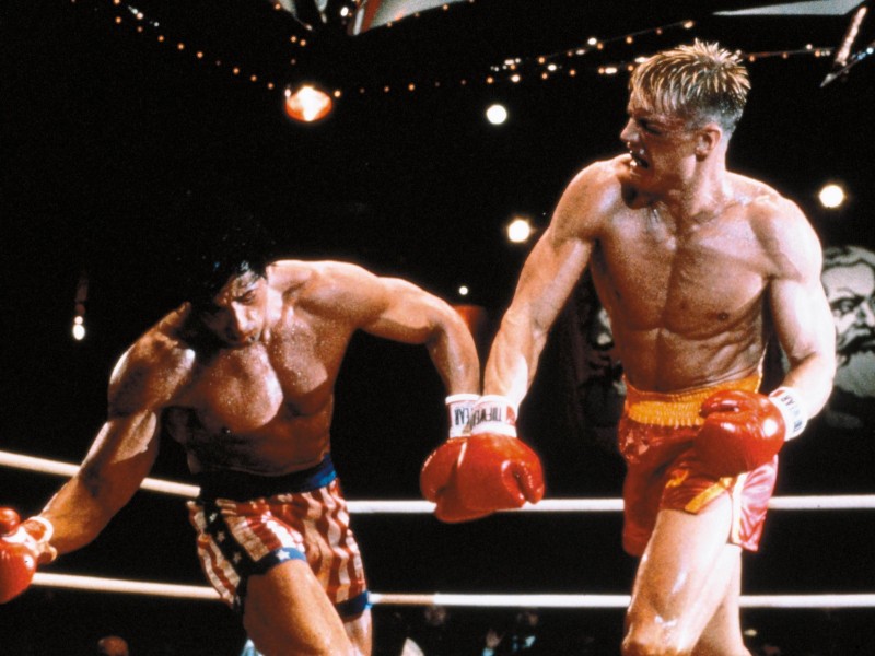 Der Film seines Lebens: Dolph Lundgren als russische Kampfmaschine Ivan Drago in Rocky IV (1985). Bei den Dreharbeiten verdrischt Lundgren seinen Filmpartner Sylvester Stallone derart, dass dieser ins Krankenhaus muss.