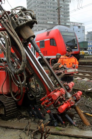 Am Montag, 25. November, teilten die Bezirksregierung Arnsberg und die Deutsche Bahn mit, dass die Erkundungsbohrungen und die Verfüllung der Hohlräume mindestens bis Ende Dezember 2013 laufen werden. 