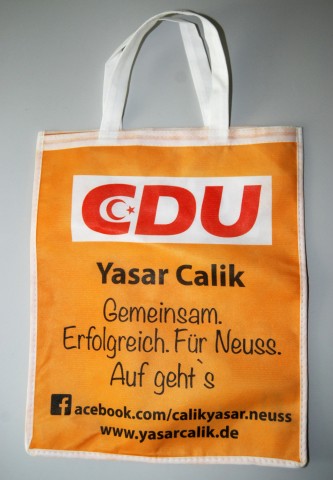 Das CDU-Logo mit Halbmond auf einer Werbetasche in Neuss.