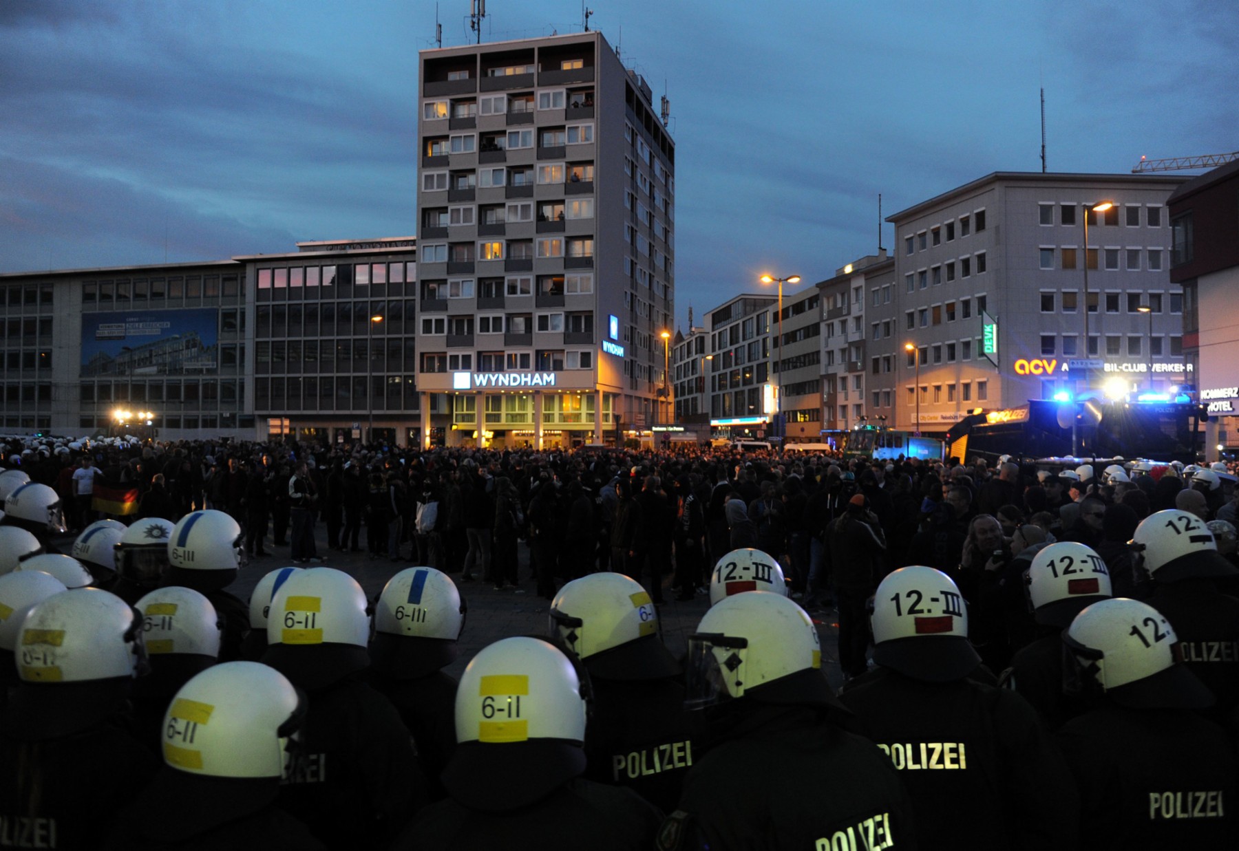 ... 4000 Hooligans standen rund 1400 Polizisten gegenüber. Nach Angaben des Verfassungsschutzes waren ...