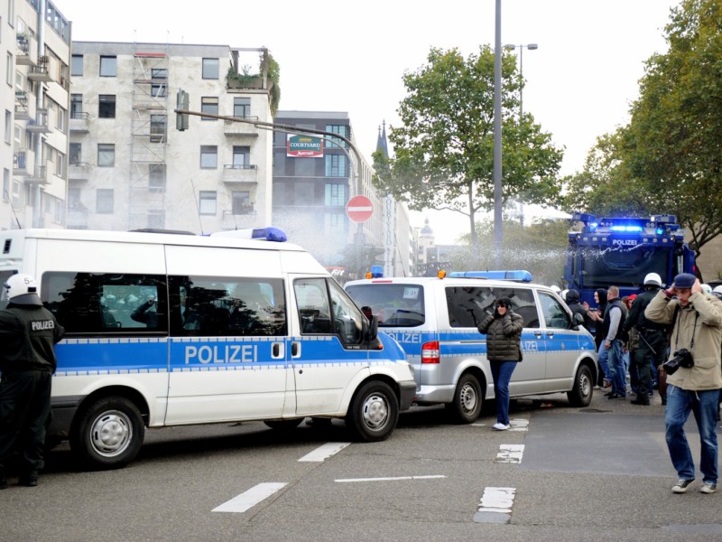 Bei einer Hooligan-Demo gegen Salafisten in Köln ist es zu schweren Ausschreitungen gekommen. 