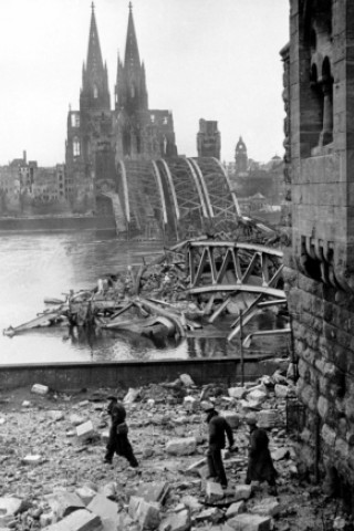 Die Brücke über den Rhein ist zerstört. Blick auf den Kölner Dom.