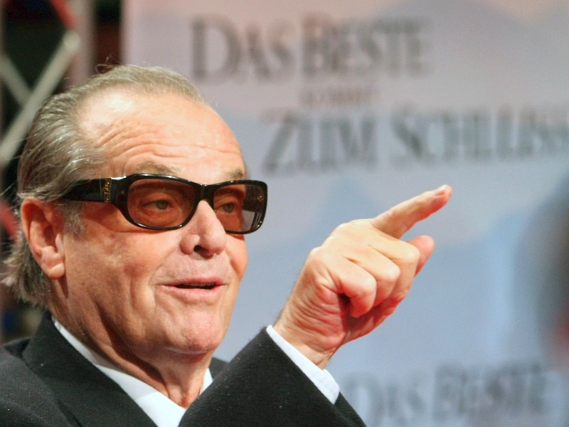 Anfang des Jahres machte eine Nachricht in den Medien die Runde: Jack Nicholson wolle doch noch einmal vor der Kamera stehen und zwar in einem Remake der deutschen Komödie „Toni Erdmann“. Toni will er demnach natürlich selbst spielen – die Rolle als aufmüpfiger Alter mit wilder Mimik und schlechtem Benehmen würde zu ihm passen. Vielleicht steht in Zukunft ein vierter Oscar in Nicholsons Regal?