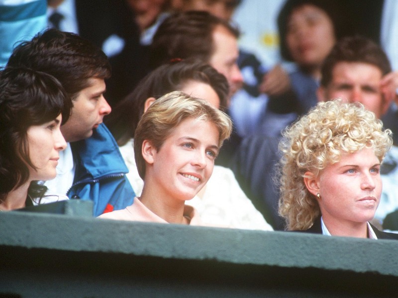 Von 1988 bis 1991 gehörte sein Herz der Hamburgerin Karen Schultz (M.). Dieses Foto zeigt sie gemeinsam mit Boris’ Schwester Sabine (r.) auf der Zuschauertribüne des Wimbledon-Turniers am 2. Juli 1988. Auf dem Platz spielt Becker im Halbfinale gegen den damals CSSR-Weltranglisten-Ersten Ivan Lendl. Becker gewinnt in vier Sätzen. 