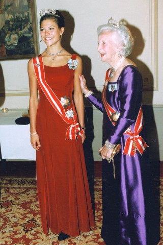 Mit Anfang 20 leidet Victoria unter Magersucht. Diese Aufnahme vom September 1997 zeigt sie zusammen mit Prinzessin Lilian von Schweden, der beliebten Tante von König Carl Gustaf.