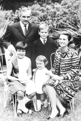 Familienidylle im April 1966: Vater Fürst Rainier, Mutter Grace Kelly, Prinzessin Caroline (l.), ihr ein Jahr jüngerer Bruder Fürst Albert II und die kleinere Schwester Stéphanie. 