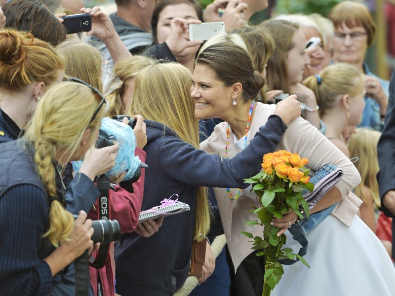 Immer wieder überrascht es die Thronfolgerin, wie viele Menschen sich für ihr Leben interessieren. Zu ihrem Geburtstag, dem „Victoriatag“, versammeln sich jedes Jahr Gratulanten am Schloss Solliden auf der Insel Öland, wo die Königsfamilie ihren Sommerurlaub verbringt. Tausende singen der beliebten Prinzessin dort ein Ständchen.