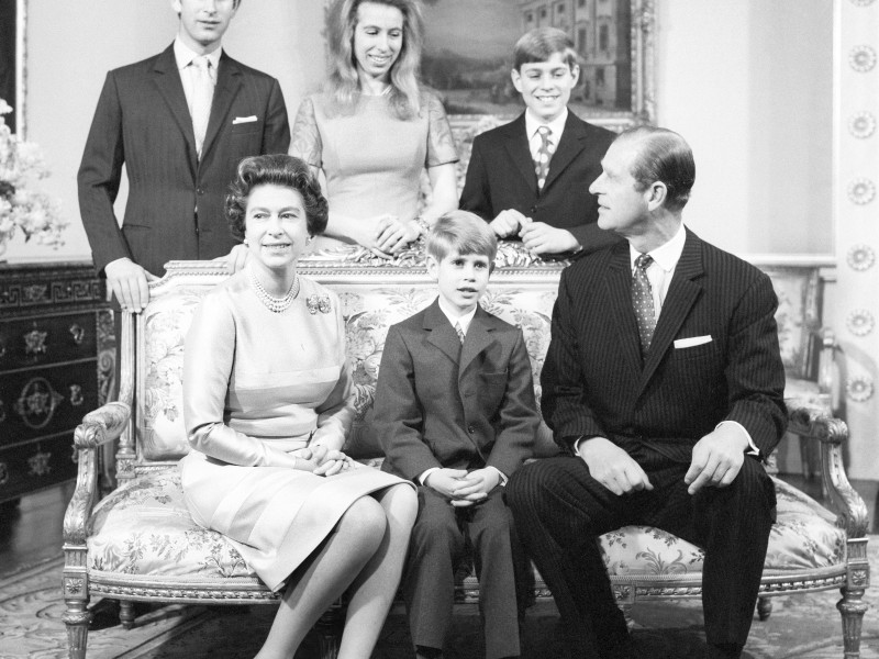 Familienfoto mit Gattin und den vier Kindern – (v.l.n.r., stehend): Prinz Charles, Prinzessin Anne (*1950) und Prinz Andrew (*1960). Der jüngste Sohn Andrew (*1960) sitzt zwischen seinen Eltern. 
