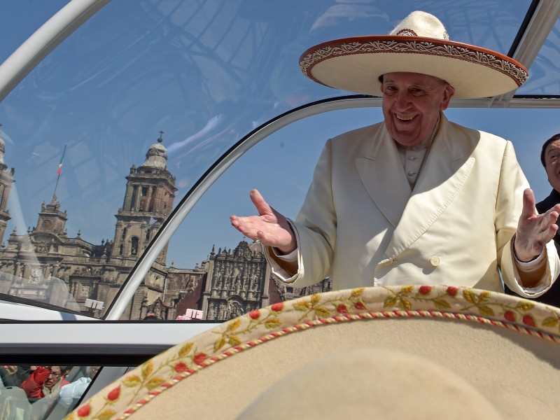 Da durfte der Sombrero nicht fehlen: Im Februar 2016 besuchte Franziskus Mexiko. In der Basilika der Heiligen Jungfrau von Guadalupe zelebrierte er eine Messe. 