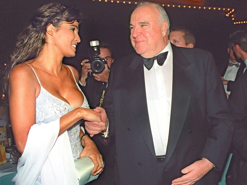 Naddel mit Altkanzler Helmut Kohl bei der Benefizgala „Ball der Sterne“ im Jahr 2001. In diesem Jahr folgte die endgültige Trennung von Dieter Bohlen – und damit ein stetiger Abstieg.