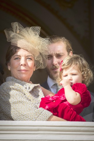 Inzwischen ist die Adelige aus dem Fürstentum Monaco auch dreifache Großmutter: Im November 2016 hält sie Enkelin India Casiraghi im Arm auf dem Balkon des Königspalastes. Die Kleine ist die Tochter von Sohn Andrea. 
