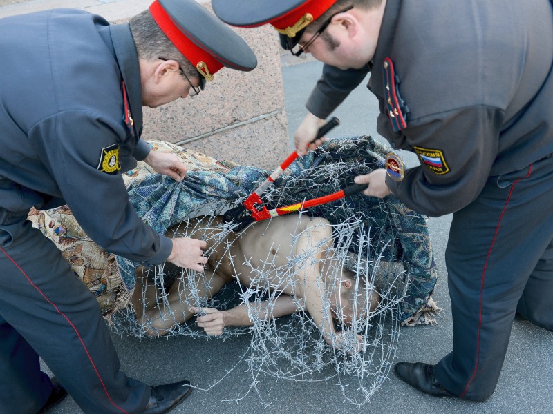 Die Protestaktion fand vor einem russischen Regierungsgebäude in Sankt Petersburg statt. Die Polizei beendete die Performance. 