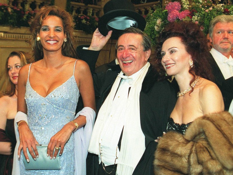 Bis auf die zwischenzeitliche Trennung von Dieter Bohlen von 1996 bis 1997 kam Naddel für einen B-Promi mit vergleichsweise wenigen Skandalen aus. Selbst auf dem Wiener Opernball im März 2000, hier an der Seite von Richard Lugner, machte Naddel eine gute Figur.