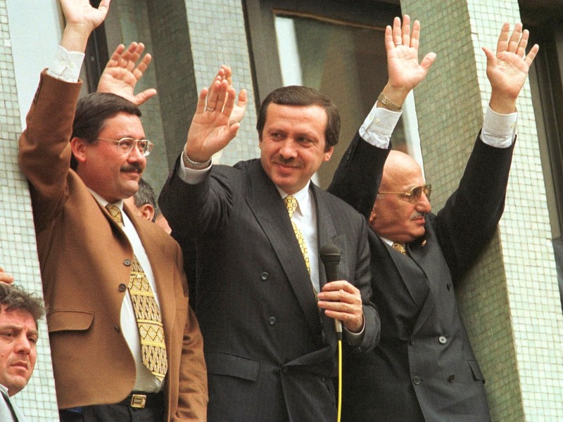 Erst in Kasimpasa, dann von 1994 an als Oberbürgermeister in ganz Istanbul. Diese Aufnahme zeigt Erdogan (Mitte) am 22. April 1998 gemeinsam mit Melih Gokcek (l.) – Bürgermeister von Ankara – und dem türkischen AKP-Politiker Ismail Kahraman in Istanbul. 