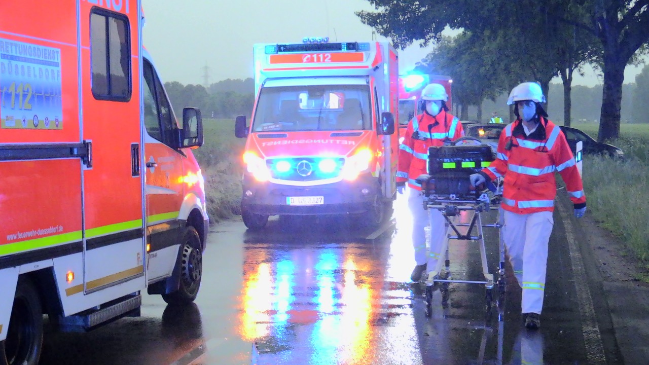 Düsseldorf: Ein Blitz ist nahe einer Personengruppe eingeschlagen. Ein Mädchen stürzte vom Rad und wurde von einem Auto erfasst.