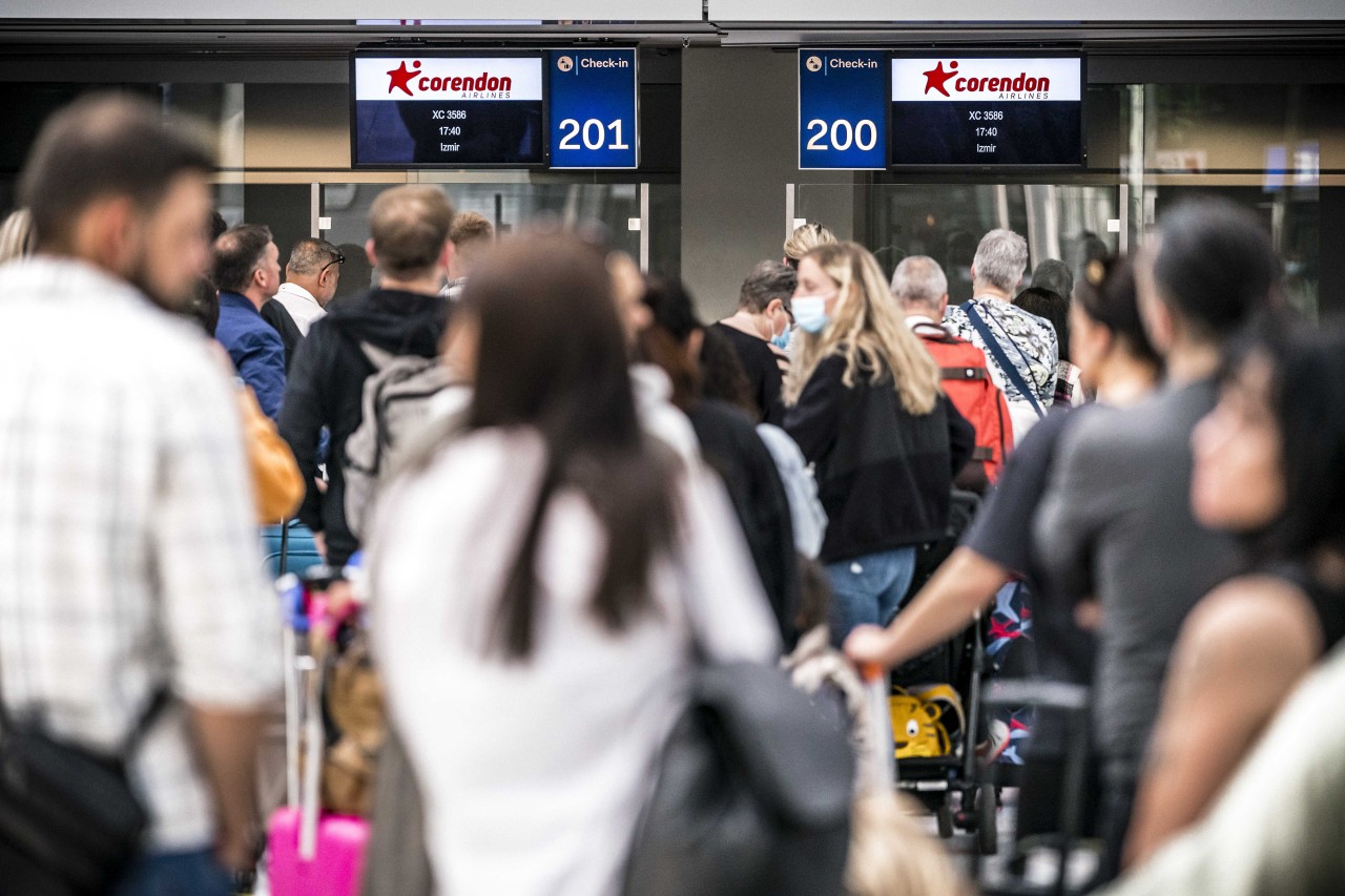 Schon jetzt stehen sich Fluggäste am Düsseldorfer Flughafen oft die Beine in den Bauch. Doch wie wird es im Sommer?