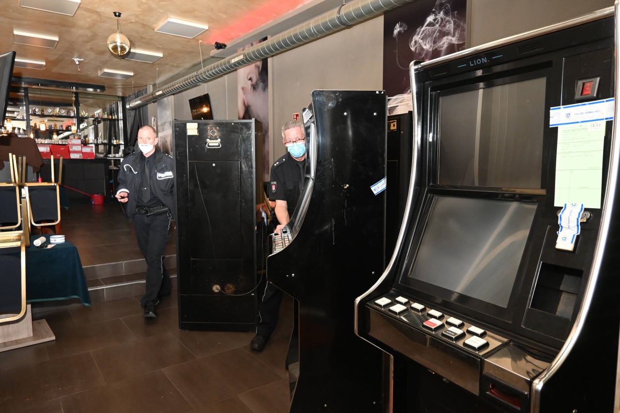 Düsseldorf: Glücksspielautomaten werden sichergestellt. (Symbolbild)