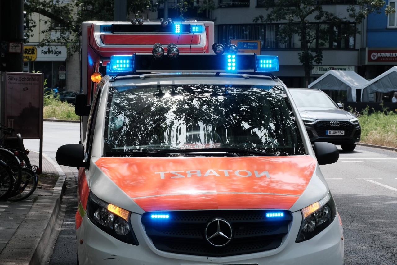 Schrecklicher Unfall in Düsseldorf: Ein Rollstuhlfahrer wurde von der Straßenbahn erfasst. 