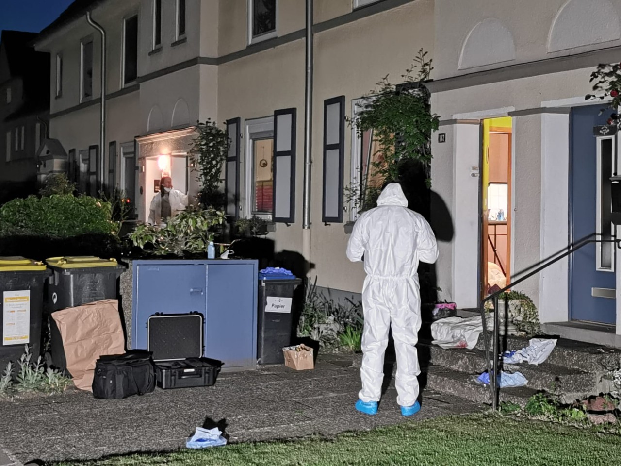 Duisburg: Die Spurensicherung ermittelt nach dem Tod einer Mutter und ihres Sohnes in Marxloh.