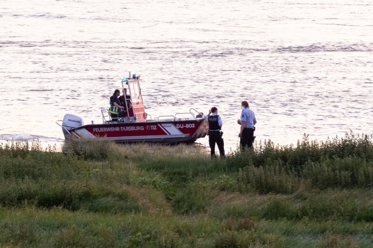 duisburg einsatzkräfte rhein.jpg