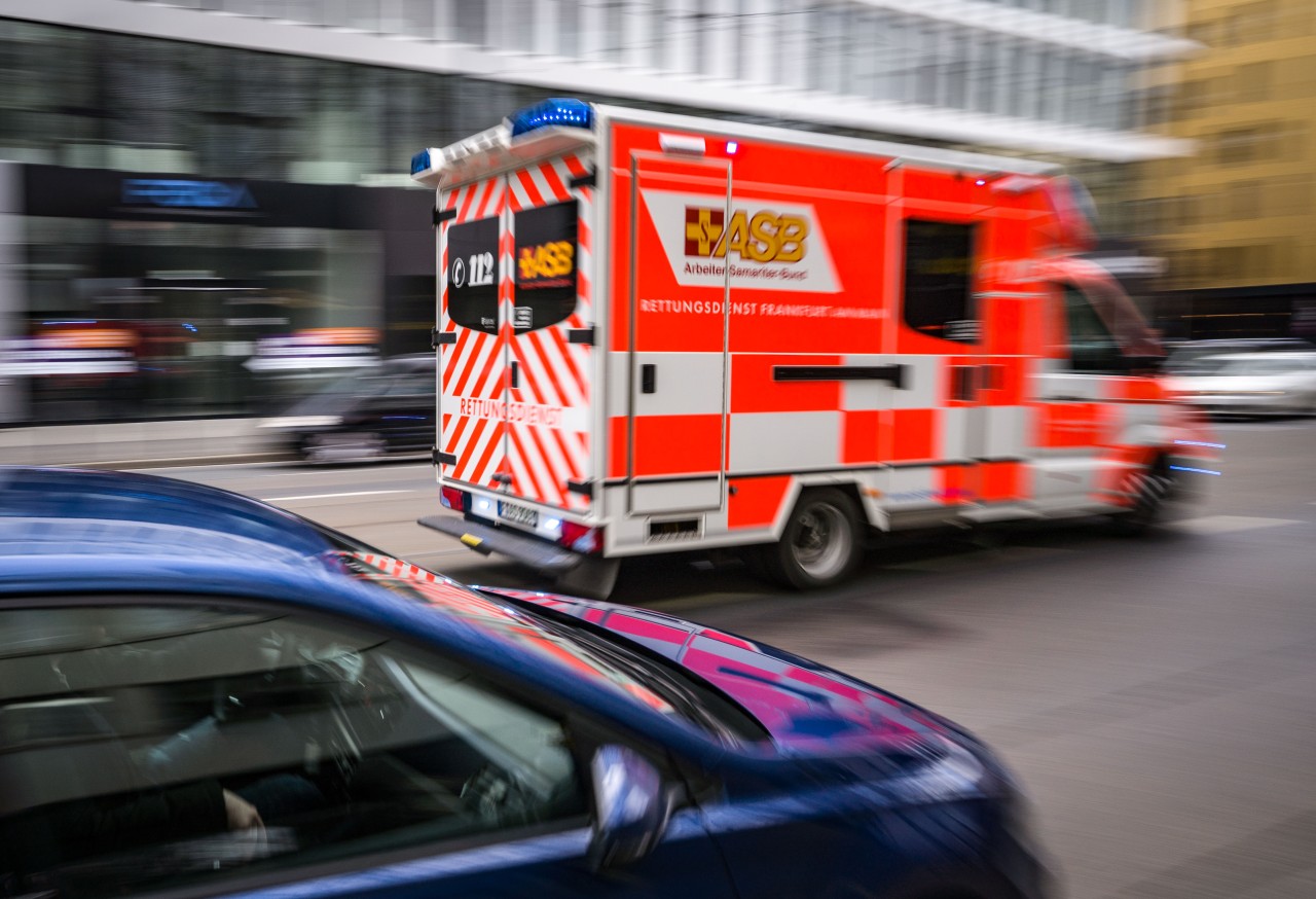 In Duisburg ist es zu einem schlimmen Unfall gekommen. Ein Motorradfahrer trug schwere Kopfverletzungen davon. (Symbolbild)