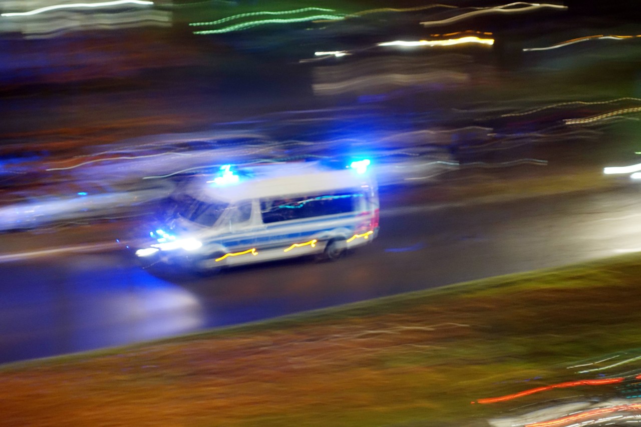 Die Polizei Duisburg verfolgte in der Nacht zum Donnerstag einen flüchtigen Fahrer. (Symbolbild)