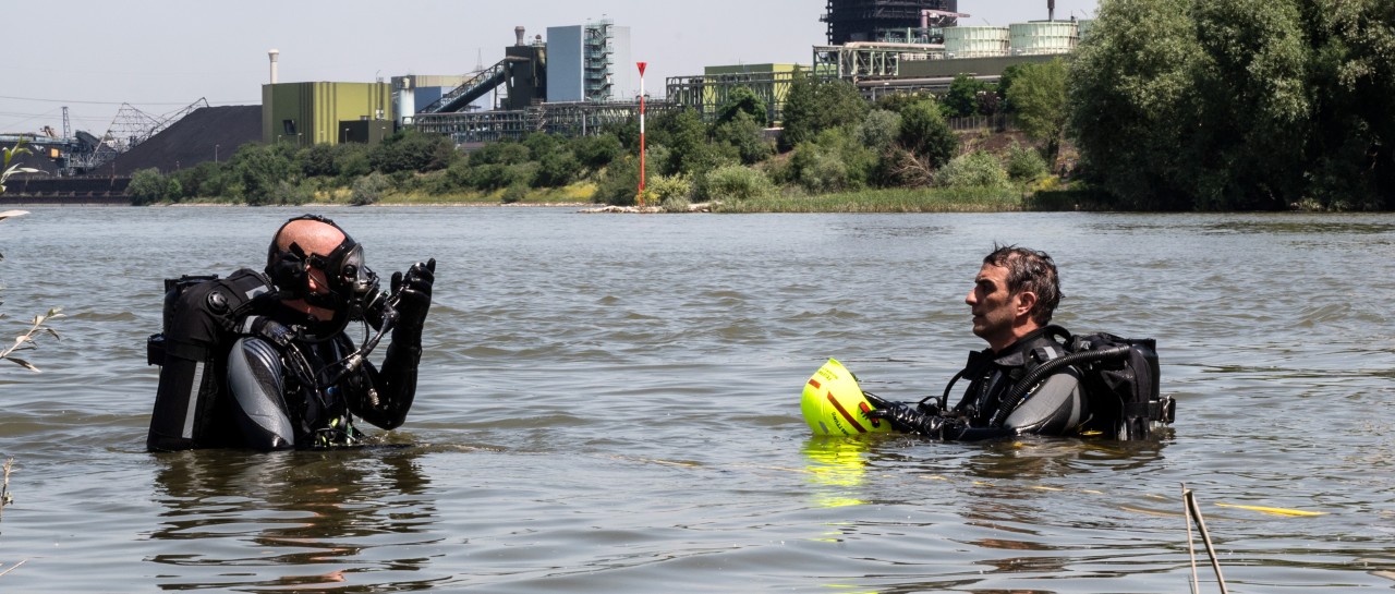 Duisburg: Zwei Rettungtaucher der Feuerwehr suchen am Donnerstag nach den vermissten Mädchen im Rhein.