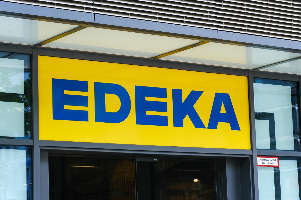 Ein Edeka-Kunde ist sehr verwundert, welches Schild er auf dem Supermarkt-Parkplatz findet. (Symbolbild)